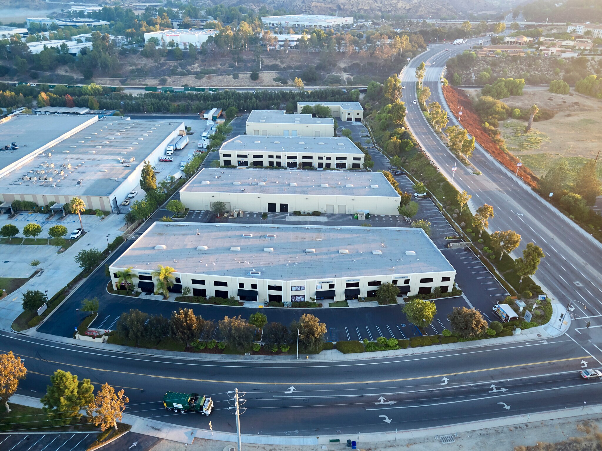 21-29 W Easy St, Simi Valley, CA à louer Aérien- Image 1 de 24