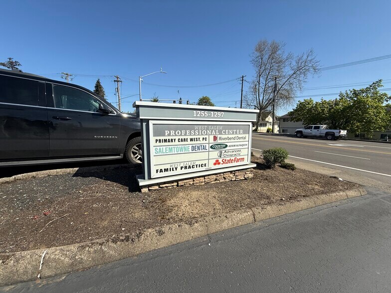 1255-1257 Wallace Rd NW, Salem, OR à louer - Photo du bâtiment - Image 3 de 6