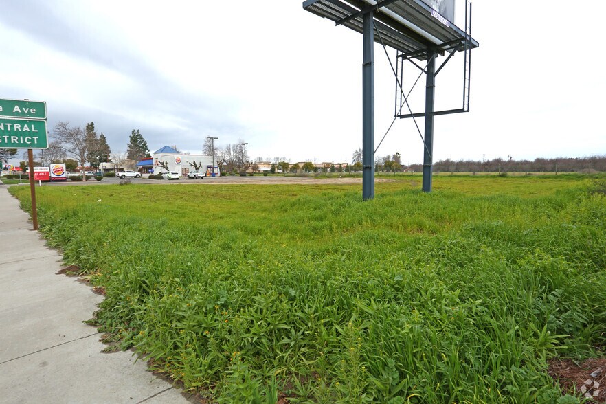 14890 W Whitesbridge Ave, Kerman, CA à vendre - Photo du bâtiment - Image 2 de 8