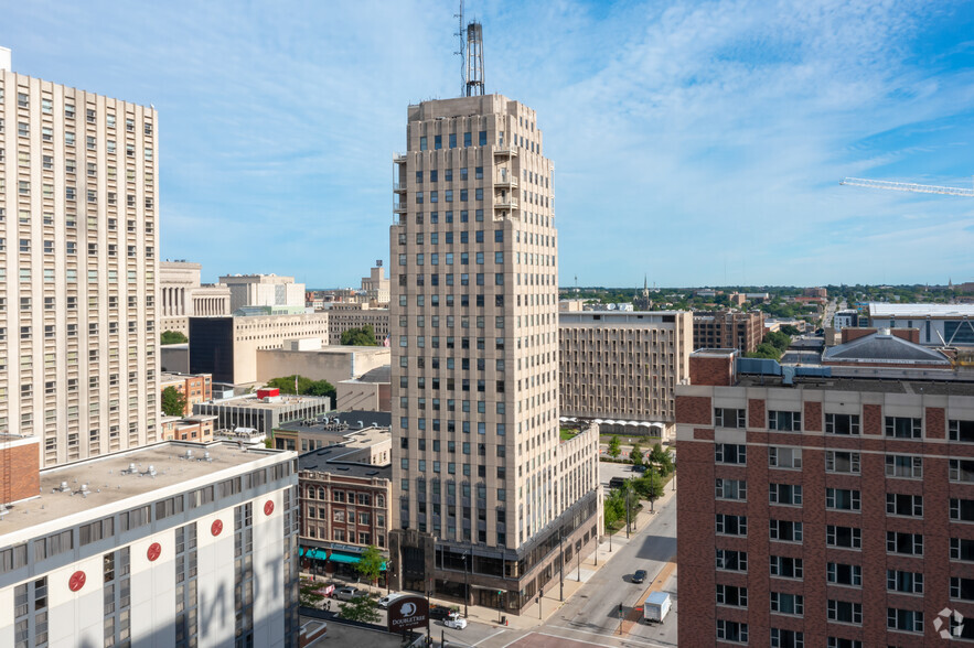 606 W Wisconsin Ave, Milwaukee, WI à vendre - Photo du bâtiment - Image 1 de 1