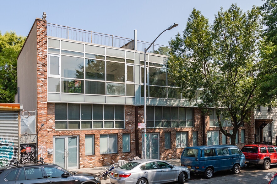 243-247 Boerum St, Brooklyn, NY for lease - Building Photo - Image 1 of 7
