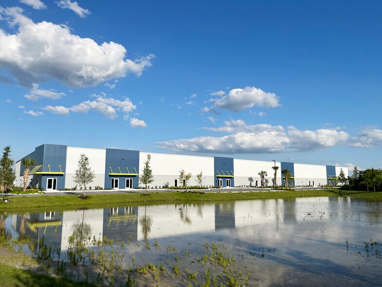 Woodlawn Drive, Punta Gorda, FL à louer - Photo du bâtiment - Image 2 de 12