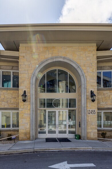 12455 Ridgedale Dr, Minnetonka, MN à louer - Photo du bâtiment - Image 3 de 22