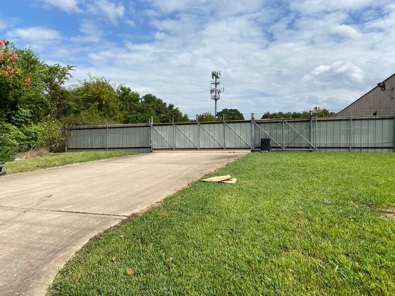 7103 Baneway Dr, Houston, TX for lease - Building Photo - Image 1 of 4