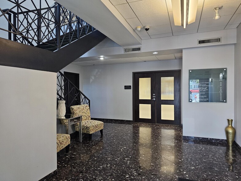 300 S Hyde Park Ave, Tampa, FL for sale - Building Photo - Image 2 of 12