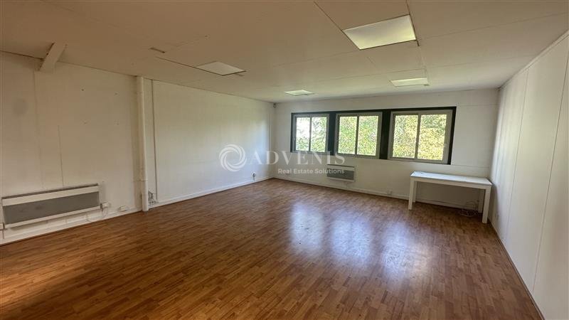 Office in Neuilly Sur Marne for lease - Interior Photo - Image 3 of 6