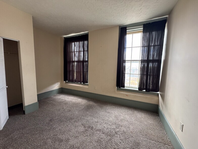 243 E Main St, Alliance, OH à vendre - Photo du bâtiment - Image 2 de 49