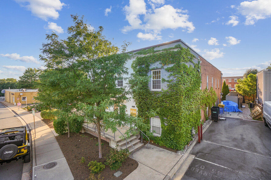 105 N Maple Ave, Falls Church, VA for sale - Building Photo - Image 1 of 12