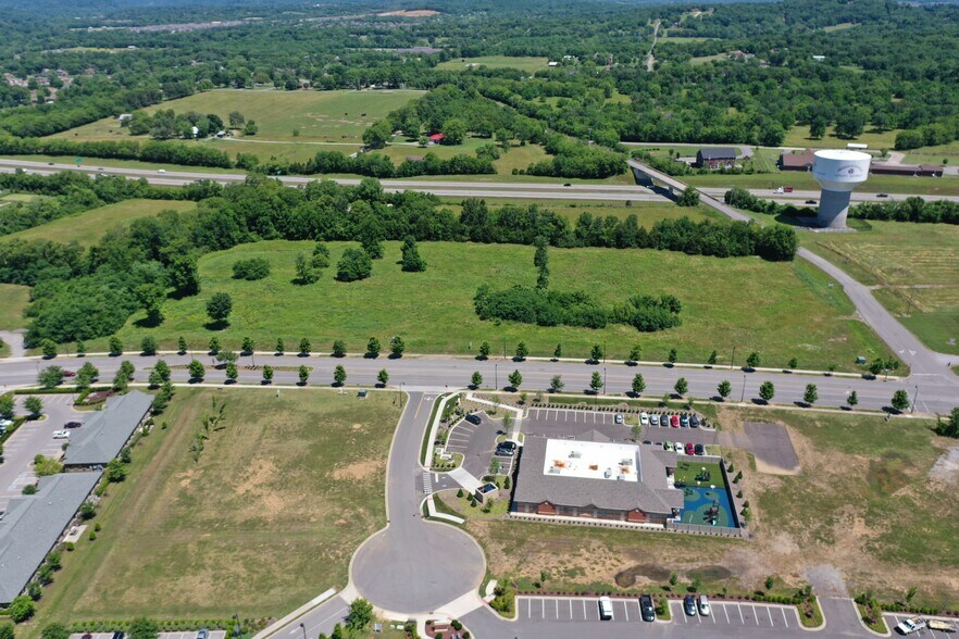 141 Stop Thirty Rd, Hendersonville, TN à vendre - Photo du bâtiment - Image 2 de 5
