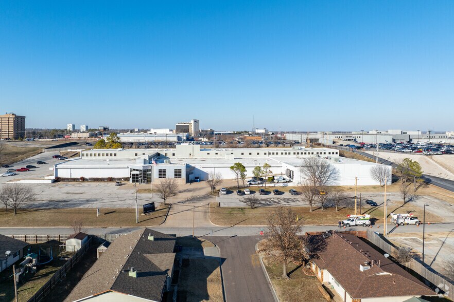 6201 E 43rd St, Tulsa, OK à louer - Photo du bâtiment - Image 2 de 4