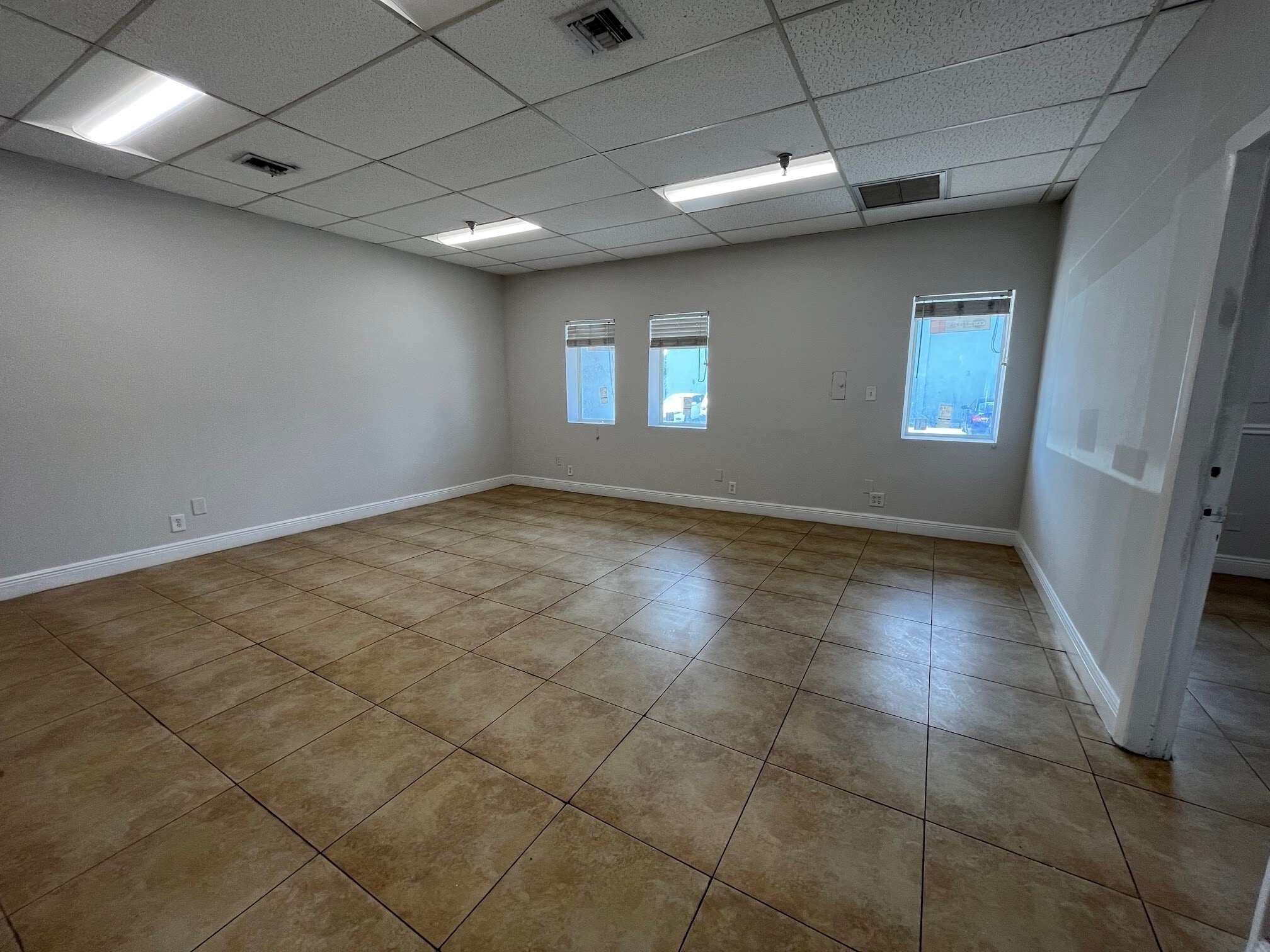 2696 NW 31st Ave, Lauderdale Lakes, FL for lease Interior Photo- Image 1 of 7