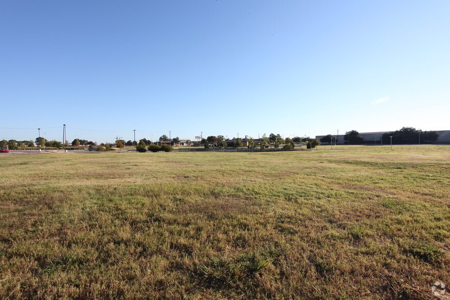 1440 Eastgate Dr, Garland, TX for lease - Building Photo - Image 2 of 5