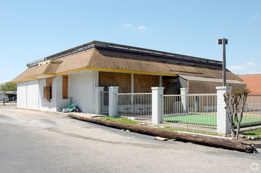 6740 Harrisburg Blvd, Houston, TX for lease - Primary Photo - Image 1 of 3