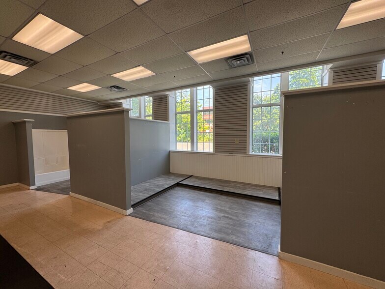 176 Hartford Rd, Manchester, CT à louer - Photo du bâtiment - Image 2 de 14