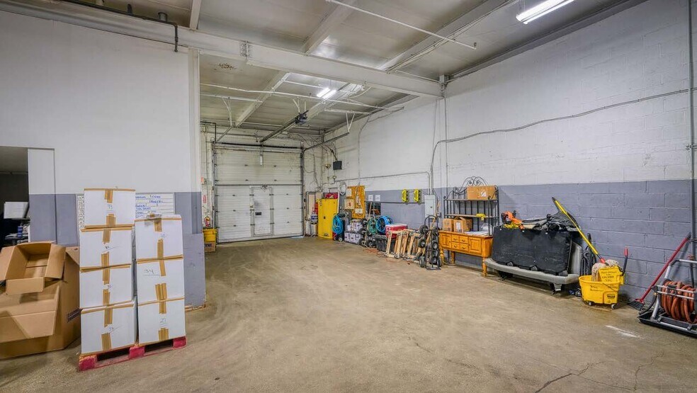 160 Eileen Way, Syosset, NY à louer - Photo du bâtiment - Image 3 de 8