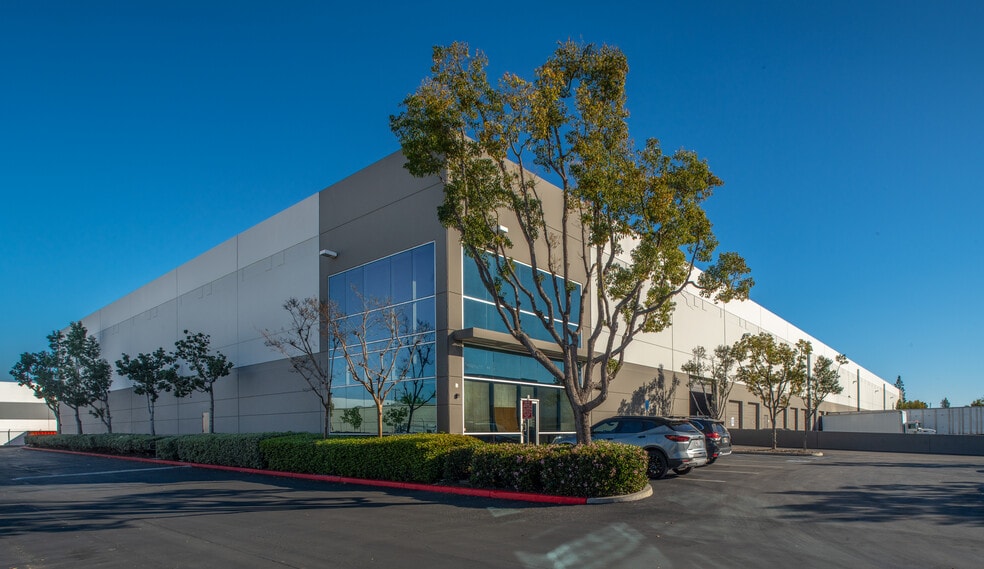 2051 Raymer Ave, Fullerton, CA à louer - Photo du bâtiment - Image 3 de 8