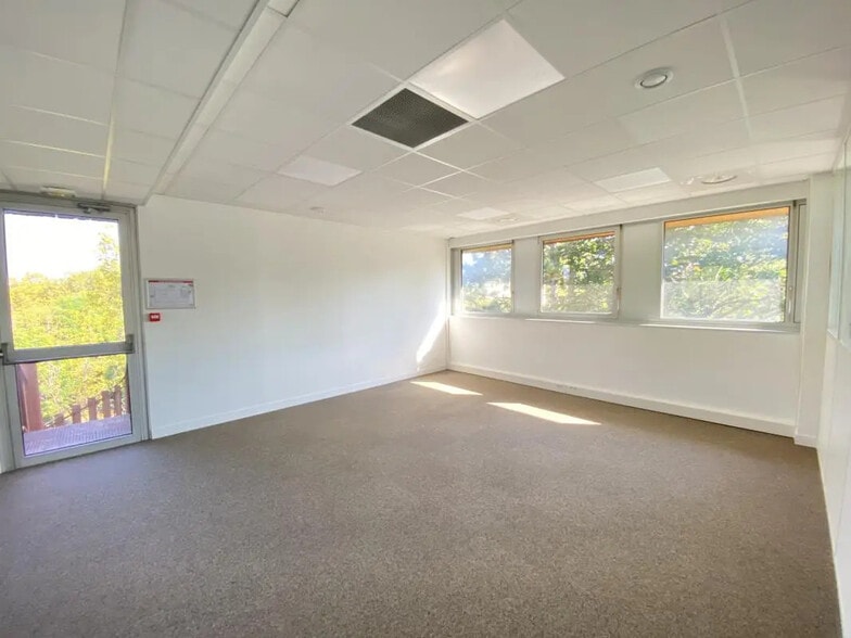 7 Rue Maryse Bastié, Bron for lease - Interior Photo - Image 3 of 6