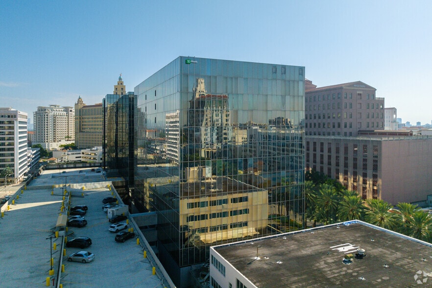 255 Alhambra Cir, Coral Gables, FL à louer - Photo du bâtiment - Image 3 de 13