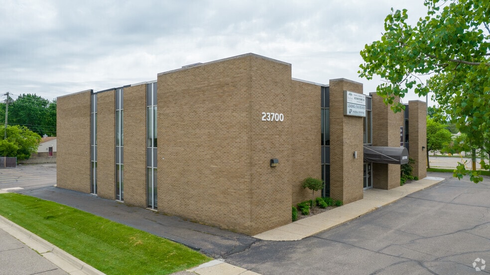 23700 Orchard Lake Rd, Farmington Hills, MI à louer - Photo du bâtiment - Image 3 de 4