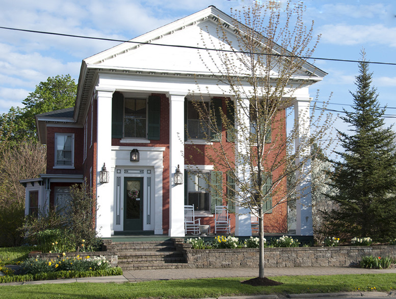 Former Grape Arbor Inn Bed and Breakfast portefeuille de 2 propriétés à vendre sur LoopNet.ca - Photo principale - Image 2 de 2