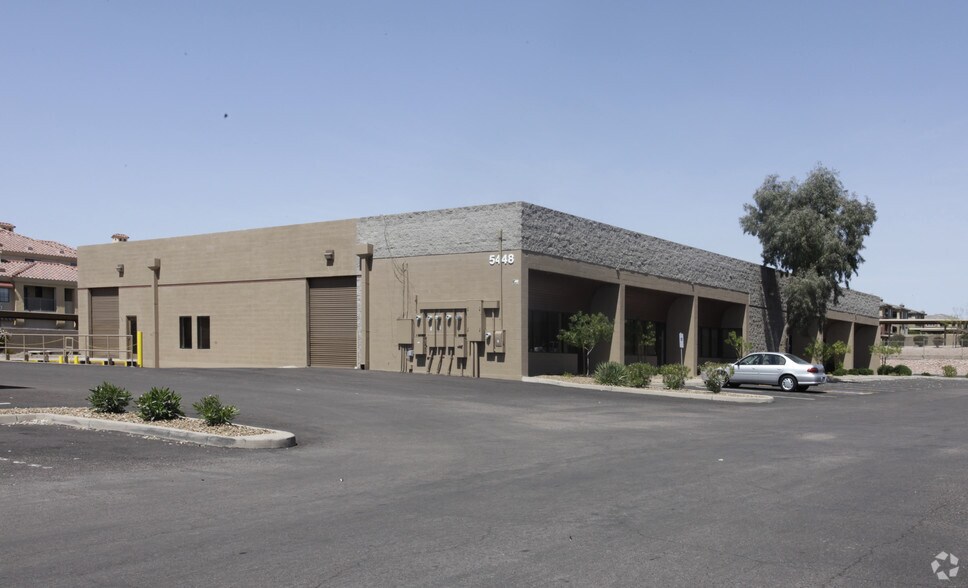 5444 E Washington St, Phoenix, AZ à louer - Photo du bâtiment - Image 3 de 6