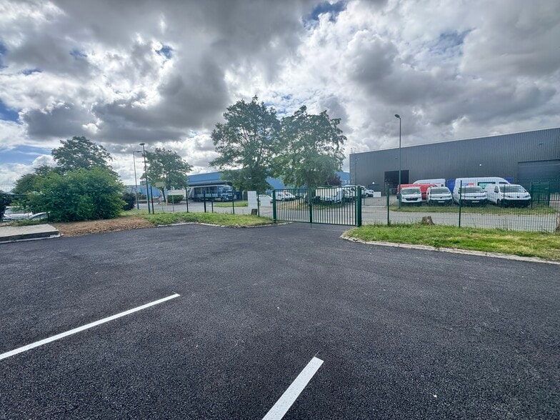 Industrial in Saint-Ouen-l'Aumône for lease - Building Photo - Image 3 of 5