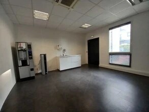 11 Rue Aimé Cotton, Saint-Priest for lease Interior Photo- Image 2 of 11