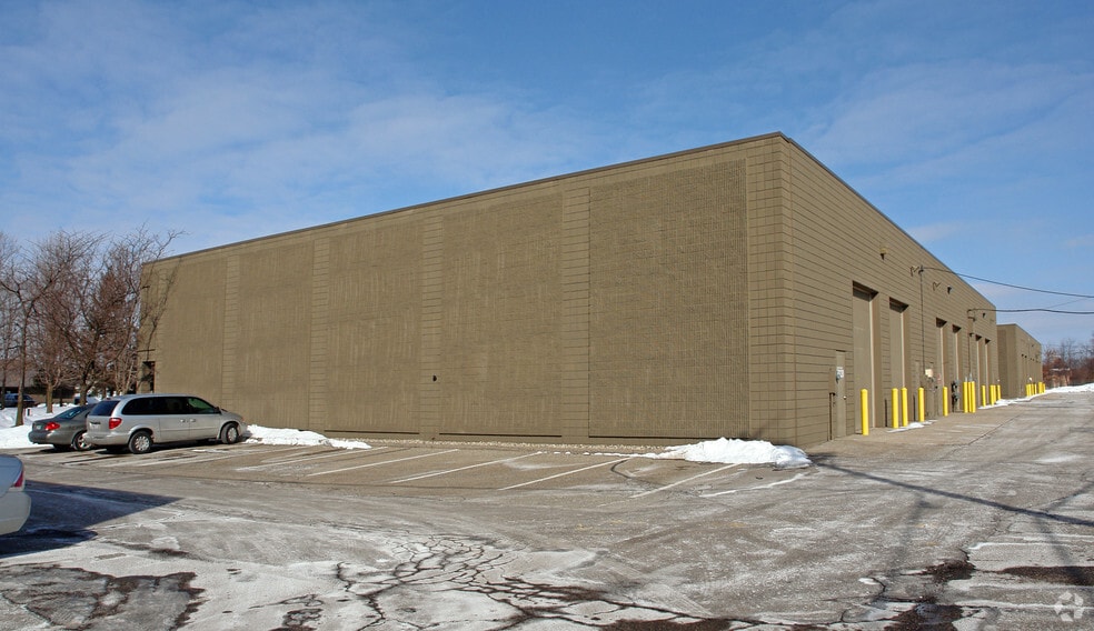 50220-50230 Dennis Industrial Ct, Wixom, MI for lease - Building Photo - Image 3 of 10