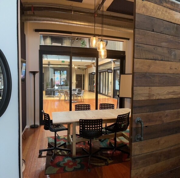 3115 NE Sandy Blvd, Portland, OR à louer - Photo du bâtiment - Image 3 de 13