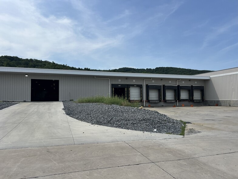 901 S Delphine Ave, Waynesboro, VA for lease - Building Photo - Image 2 of 10