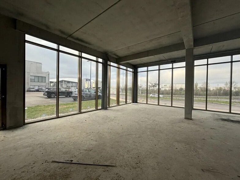 Retail in Meyzieu for lease - Building Photo - Image 3 of 9