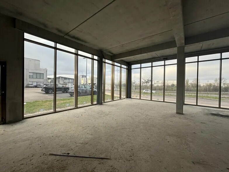 Commerce de détail dans Meyzieu à louer - Photo du bâtiment - Image 3 de 9