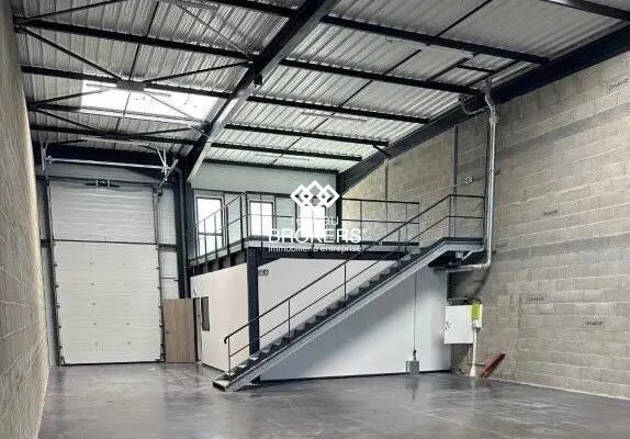 Flex dans Décines-Charpieu à louer - Photo du bâtiment - Image 3 de 12