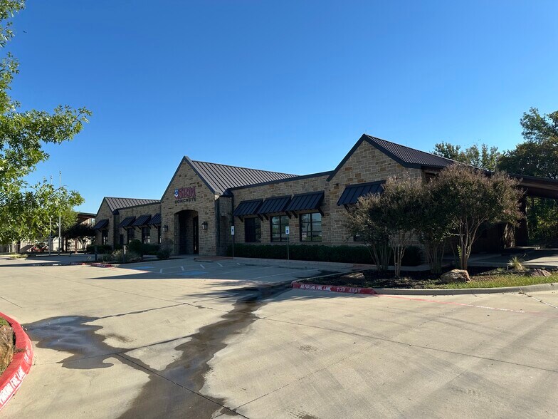 700 Katy Rd, Keller, TX à louer - Photo du bâtiment - Image 2 de 16