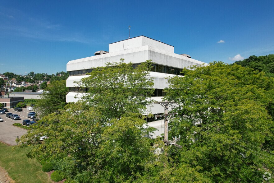 102 Broadway St, Carnegie, PA à louer - Photo du bâtiment - Image 3 de 7