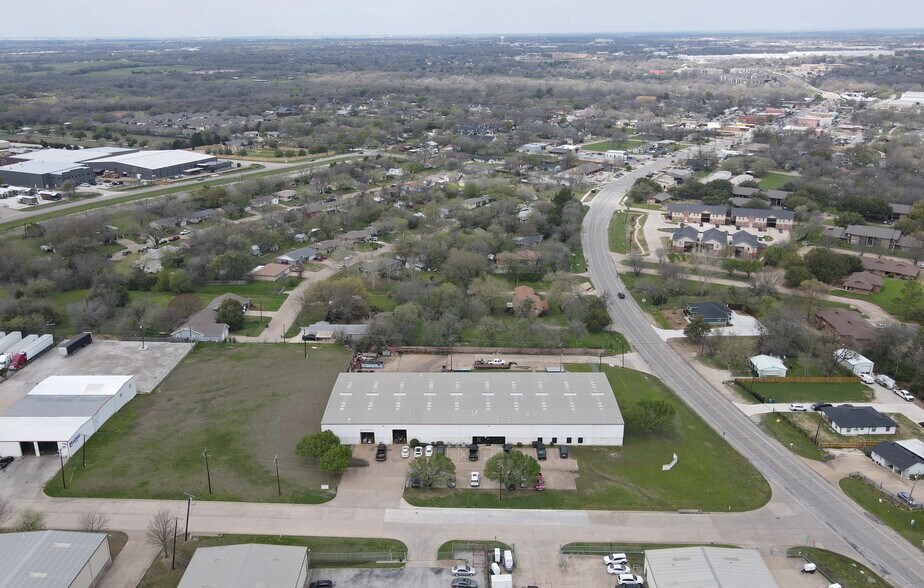 300 Industrial Blvd, Mansfield, TX for lease - Primary Photo - Image 1 of 18