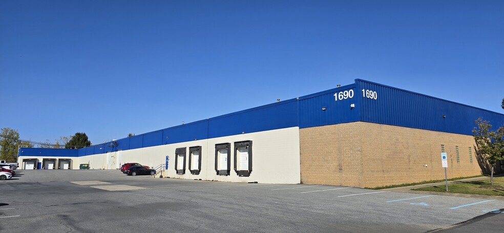 1690 E Race St, Allentown, PA for lease - Building Photo - Image 2 of 6