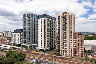 Plus de détails pour 16 Sutton Court Rd, Sutton - Commerce de détail à louer