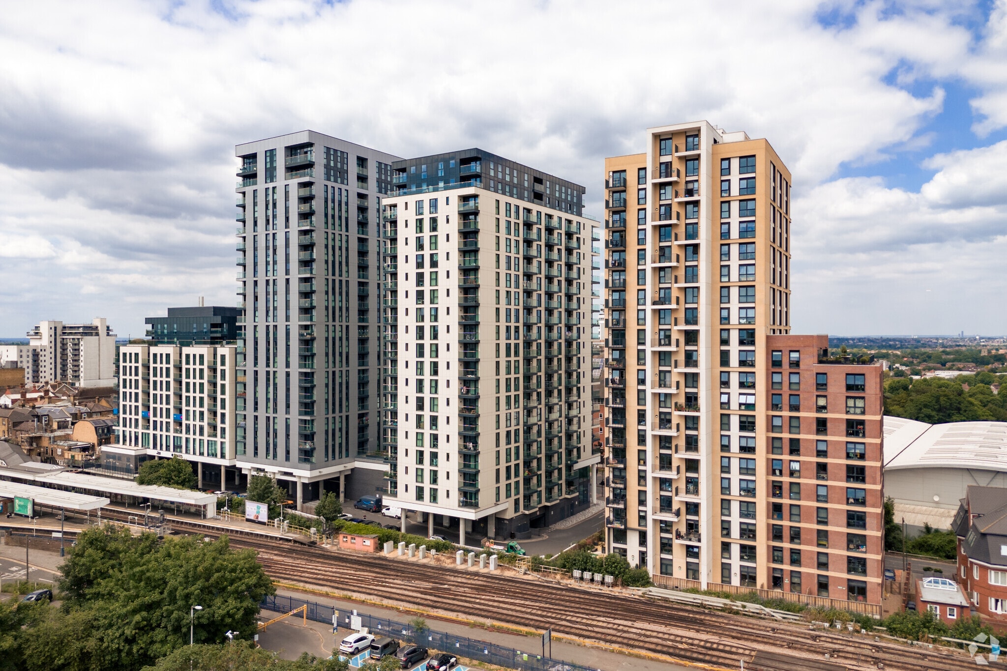 16 Sutton Court Rd, Sutton for lease Primary Photo- Image 1 of 8