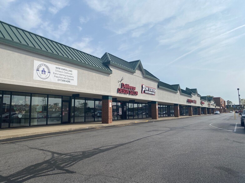 8150-8258 Rockville Rd, Indianapolis, IN à louer - Photo du bâtiment - Image 1 de 8