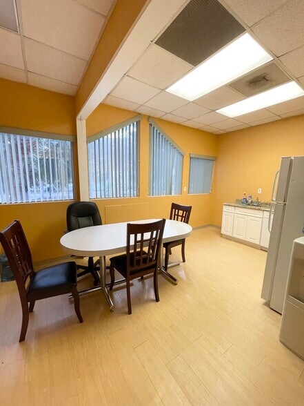 4237 Salisbury Rd, Jacksonville, FL à louer - Photo du bâtiment - Image 3 de 7