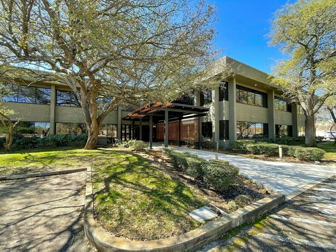 3901 Manhattan Dr, Tyler, TX for lease Building Photo- Image 1 of 18