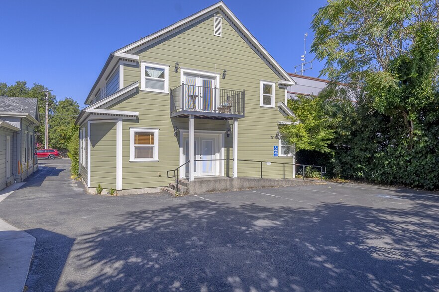 230 Center St, Healdsburg, CA à louer - Photo du bâtiment - Image 3 de 14