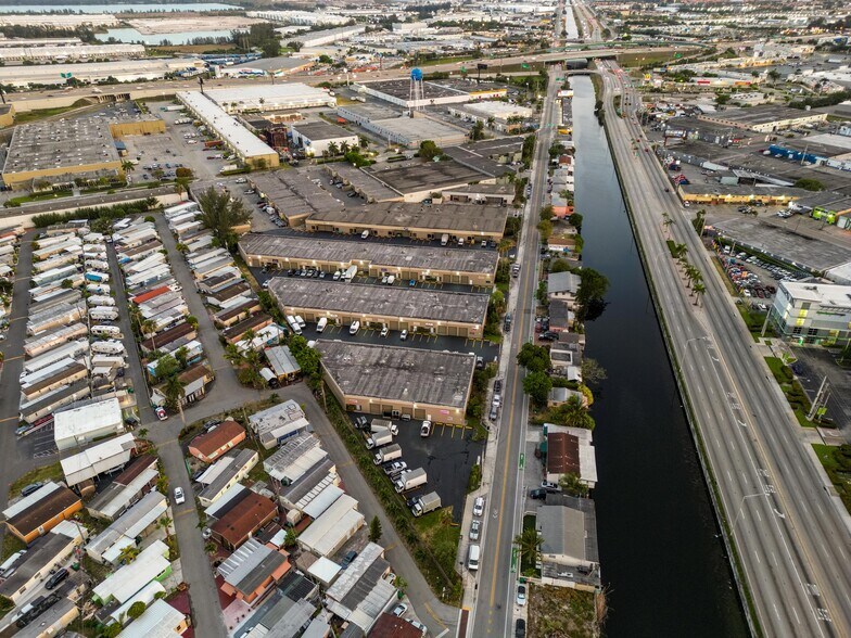 8238-8270 NW South River Dr, Miami, FL à louer - Aérien - Image 3 de 29