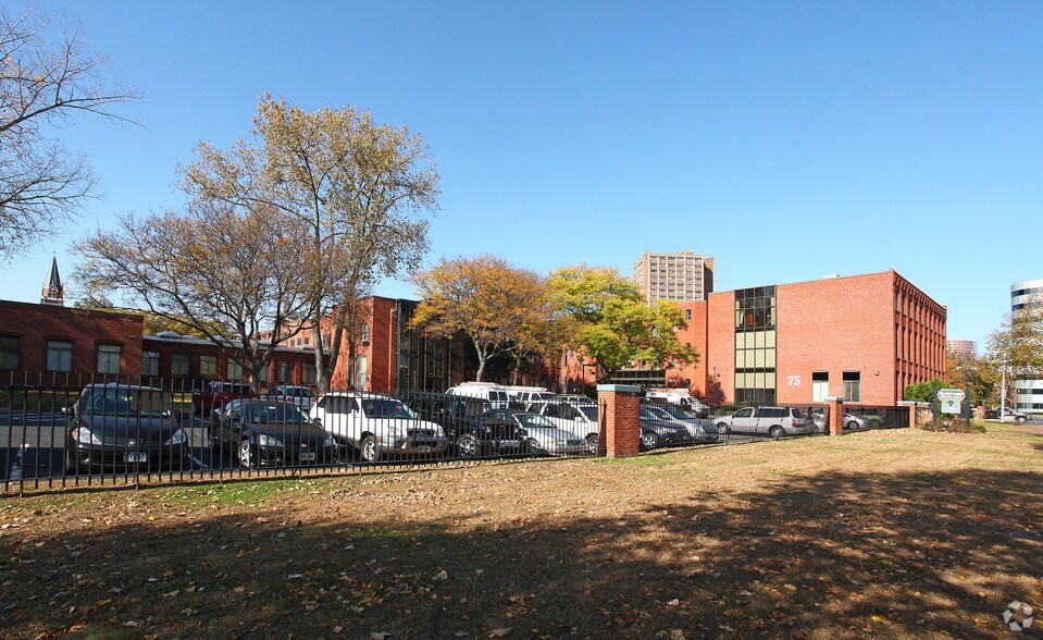75 Charter Oak Ave, Hartford, CT for lease - Primary Photo - Image 1 of 6
