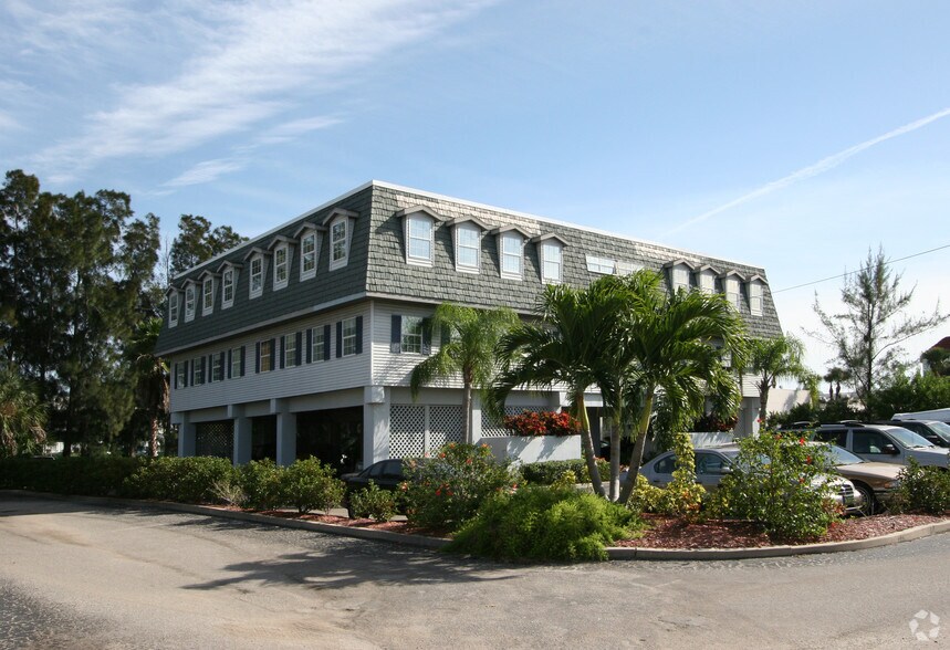 3909 E Bay Dr, Holmes Beach, FL à louer - Photo du bâtiment - Image 3 de 22