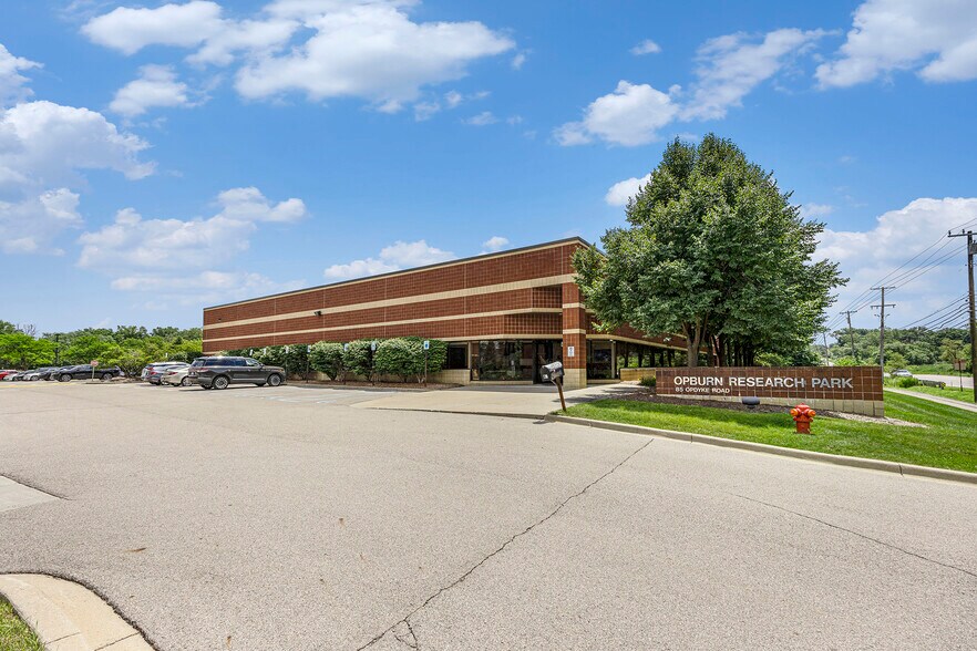85 S Opdyke Rd, Auburn Hills, MI à louer - Photo du bâtiment - Image 2 de 4
