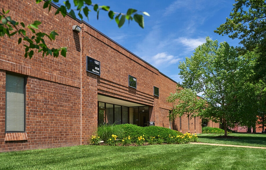 1601-1617 Manufacturers Dr, Fenton, MO for lease - Building Photo - Image 1 of 6