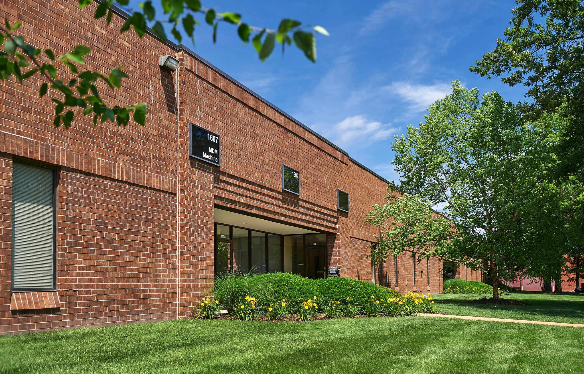 1601-1617 Manufacturers Dr, Fenton, MO for lease Building Photo- Image 1 of 7