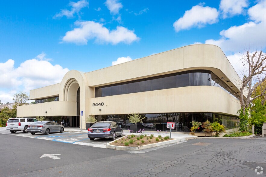 2440 W Shaw Ave, Fresno, CA à louer - Photo du bâtiment - Image 2 de 6